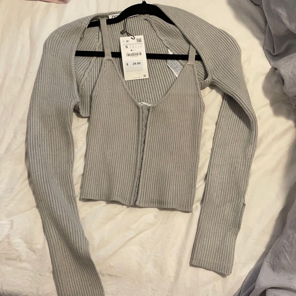 zara top set in gray knit